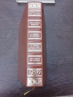 Selection du livre, Une aurore boreale, La Pierre malefique, Au triple galop avec mes bequilles, Les chiens de guerre  (text in limba franceza)