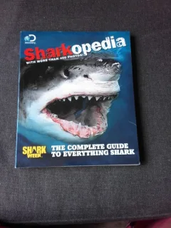 SHARKOPEDIA, THE COMPLETE GUIDE TO EVERYTHING SHARK   (CARTE IN LIMBA ENGLEZA)