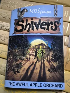 Shivers. The awful apple orchard - M.D. Spencer