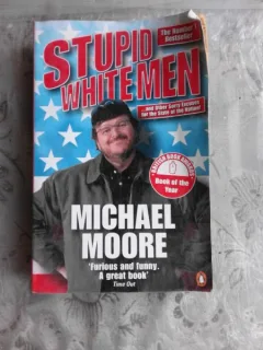 STUPID WHITE MEN - MICHAEL MOORE  (CARTE IN LIMBA ENGLEZA)