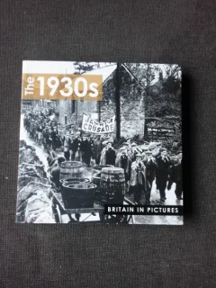 THE 1930, BRITAIN IN PICTURES  (CARTE DE FOTOGRAFIE)