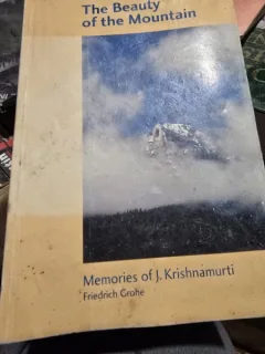 THE BEAUTY OF THE MOUNTAIN, MEMORIES OF J. KRISHNAMURTI  (CARTE IN LIMBA ENGLEZA)