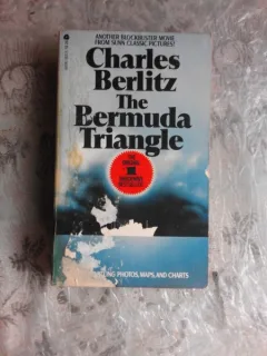 THE BERMUNDA TRIANGLE - CHARLES BERLITZ  (CARTE IN LIMBA ENGLEZA)