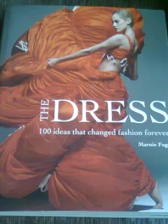 THE DRESS. 100 ideas that changed fashiion forever - MARNIE FOGG  (ROCHIA. 100 de idei care au schimbat moda pentru totdeauna)