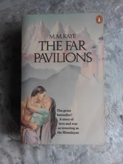THE FAR PAVILIONS - M.M. KAYE  (CARTE IN LIMBA ENGLEZA)