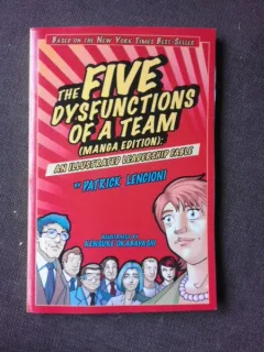 THE FIVE DISFUNCTIONS OF A TEAM - PATRICK LENCIONI, ILUSTRATII DE KENSUKE OKABAYASHI  (CARTE CU BENZI DESENATE)