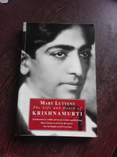 THE LIFE AND DEATH OF KRISHNAMURTI - MARY LUTYENS  (CARTE IN LIMBA ENGLEZA)