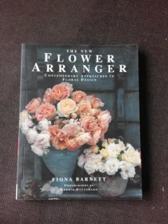 THE NEW FLOWER ARRANGER - FIONA BARNETT  (TEXT IN LIMBA ENGLEZA)
