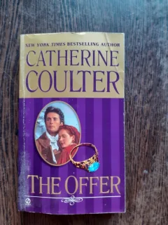 THE OFFER - CATHERINE COULTER  (CARTE IN LIMBA ENGLEZA)