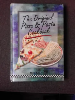 THE ORIGINAL PIZZA AND PASTA, COOKBOOK - RON KALENUIK  (RETETE DE PIZZA SI PASTE)
