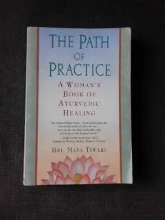 THE PATH OF PRACTICE, A WOMAN'S BOOK OF AYURVEDIC HEALING - BRI. MAYA TIWARI  (CARTE IN LIMBA ENGLEZA)