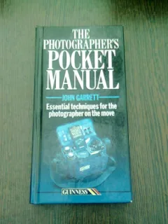 THE PHOTOGRAPHER S POCKET MANUAL - JOHN GARRETT  (CARTE IN LIMBA ENGLEZA)