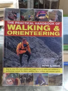 THE PRACTICAL HANDBOOK OF WALKING & ORIENTEERING - PETER G. DRAKE  (INDRUMATOR PENTRU DRUMETII SI ORIENTARE)