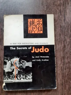 THE SECRETS OF JUDO - JIICHI WATANABE, LINDY AVAKIAN  (CARTE IN LIMBA ENGLEZA)