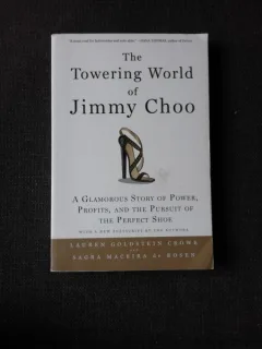 THE TOWERING WORLD OF JIMMY CHOO - LAUREN GOLDSTEIN CROWE  (CARTE IN LIMBA ENGLEZA)