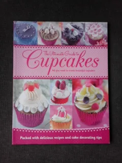 THE ULTIMATE GUIDE TO CUPCAKES  (TEXT IN LIMBA ENGLEZA)