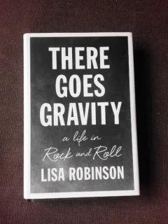 THERE GOES GRAVITY, A LIFE IN ROCK AND ROLL - LISA ROBINSON  (CARTE IN LIMBA ENGLEZA)