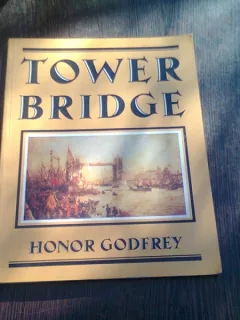 TOWER BRIDGE - HONOR GODFREY  (CARTE IN LIMBA ENGLEZA)
