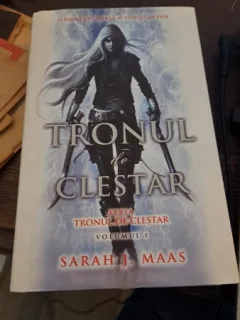 Tronul de cleștar-Volumul 1 de Sarah J. Maas