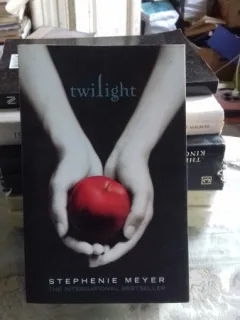 TWILIGHT - STEPHENIE MEYER  (AMURG)