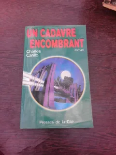 Un cadavre encombrant - Charles Carillo  (carte in limba franceza)