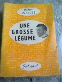 UNE GROSSE LEGUME - ORSON WELLES  (CARTE IN LIMBA FRANCEZA)