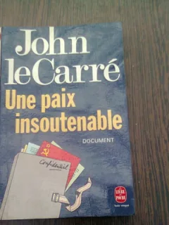 UNE PAIX INSOUTENABLE - JOHN LE CARRE  (CARTE IN LIMBA FRANCEZA)