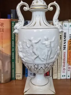 Vas decorativ de tip amfora, marcat Capodimonte