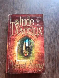 VELVET SONG - JUDE DEVERAUX  (CARTE IN LIMBA ENGLEZA)