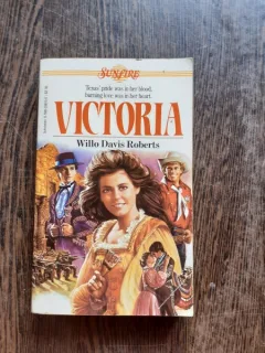 VICTORIA - WILLO DAVIS ROBERTS (CARTE IN LIMBA ENGLEZA)