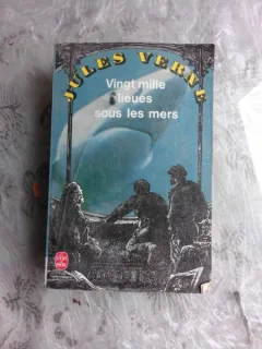 VINGT MILLE LIEUES SOUS LES MERS - JULES VERNE  (CARTE IN LIMBA FRANCEZA)
