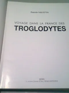VOYAGE DANS LA FRANCE DES TROGLODYTES - P. SALETTA  (CARTE IN LIMBA FRANCEZA)