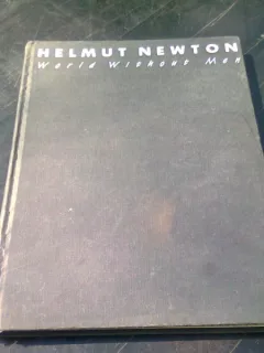 WORLD WITHOUT MEN - HELMUT NEWTON  (CARTE FOTOGRAFIE, TEXT IN LIMBA ENGLEZA)