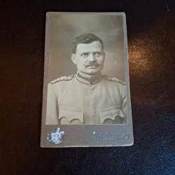Fotografie tip CDV Militar in Uniforma , Capitan , 1918 - Alb/Negru