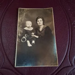 Fotografie tip carte postala , Mama si prunc , alb negru - necirculata