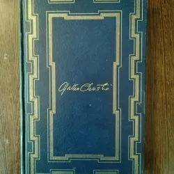Agatha Christie - Un Cadavre Dans la Bibliotheque. Les Sept Cadrans