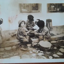 Carte postala, copii pe prispa casei, inceput de secol XX