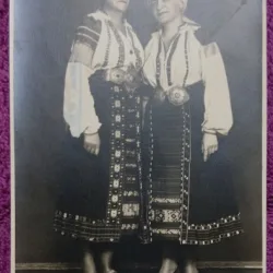 Carte Postala, Fotografie doua femei in port national romanesc, perioada interbelica