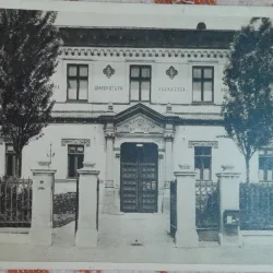 Carte postala, Scoala Centrala de Fete din Bucuresti. Fatada principala, partea centrala, perioada interbelica
