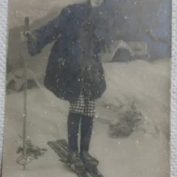 Carte postala,Felicitare de an nou, tanara pe schiuri, perioada interbelica