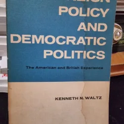 Foreign policy and democratic politics. The American and British Experience - Kenneth N. Waltz