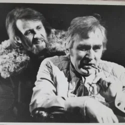 Fotografie, actorii Bujor Macrin si Gheorghe Moldovan pe scena teatrului Maria Filotti din Braila, anii 2000