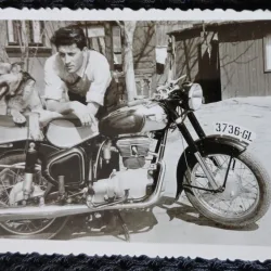 Fotografie, Barbat cu motocicleta si caine, perioada interbelica