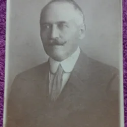Fotografie, Barbat cu mustata, perioada interbelica