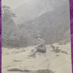 Fotografie, barbat pe malul uni parau, la munte, perioada interbelica
