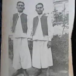 Fotografie, Doi barbati in port traditional, perioada interbelica