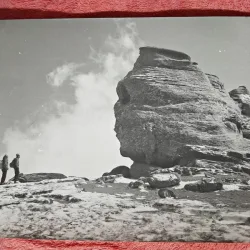 Fotografie, doi turisti la Varful Omu