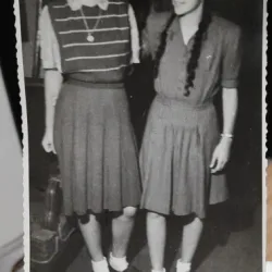 Fotografie, doua tinere, 1945