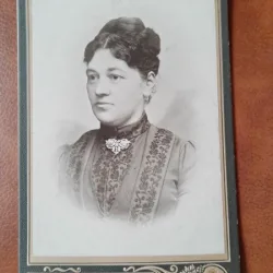 Fotografie femeie cu brosa, pe carton, sfarsit de secol XIX