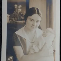 Fotografie, Geo Litarczek, parintele radiologiei romanesti, la varsta de 20 de zile, in bratele mamei sale la Boston, 1926